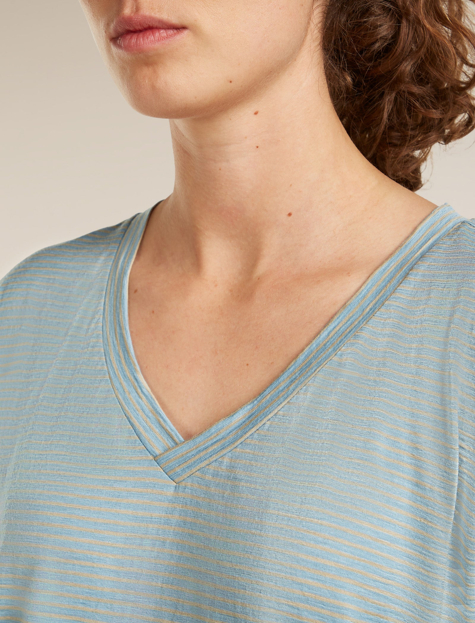Women's Merino 150 Tech Lite Short Sleeve Relaxed V Neck Tee - Image 5