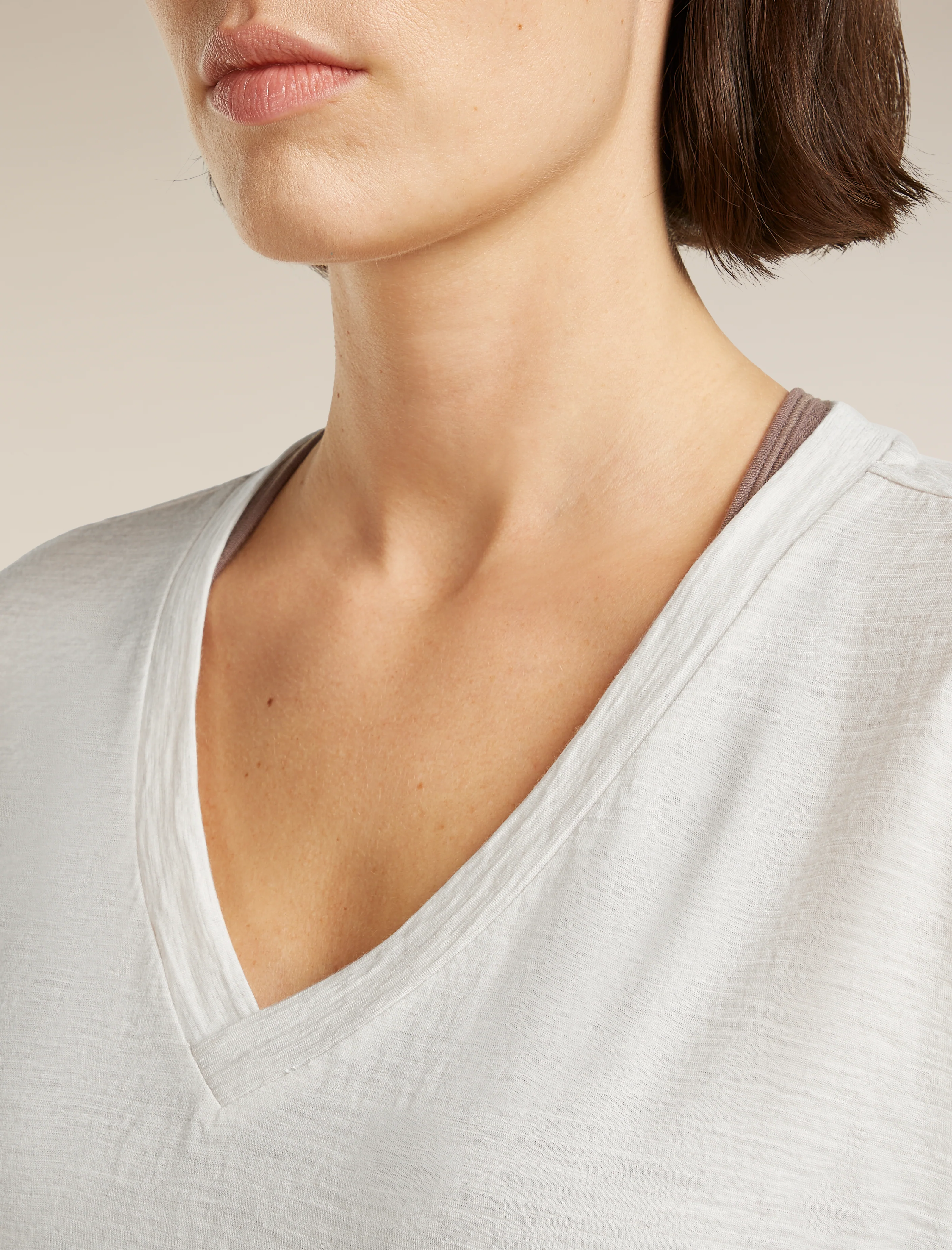Women's Merino 150 Tech Lite Short Sleeve Relaxed V Neck Tee - Image 5