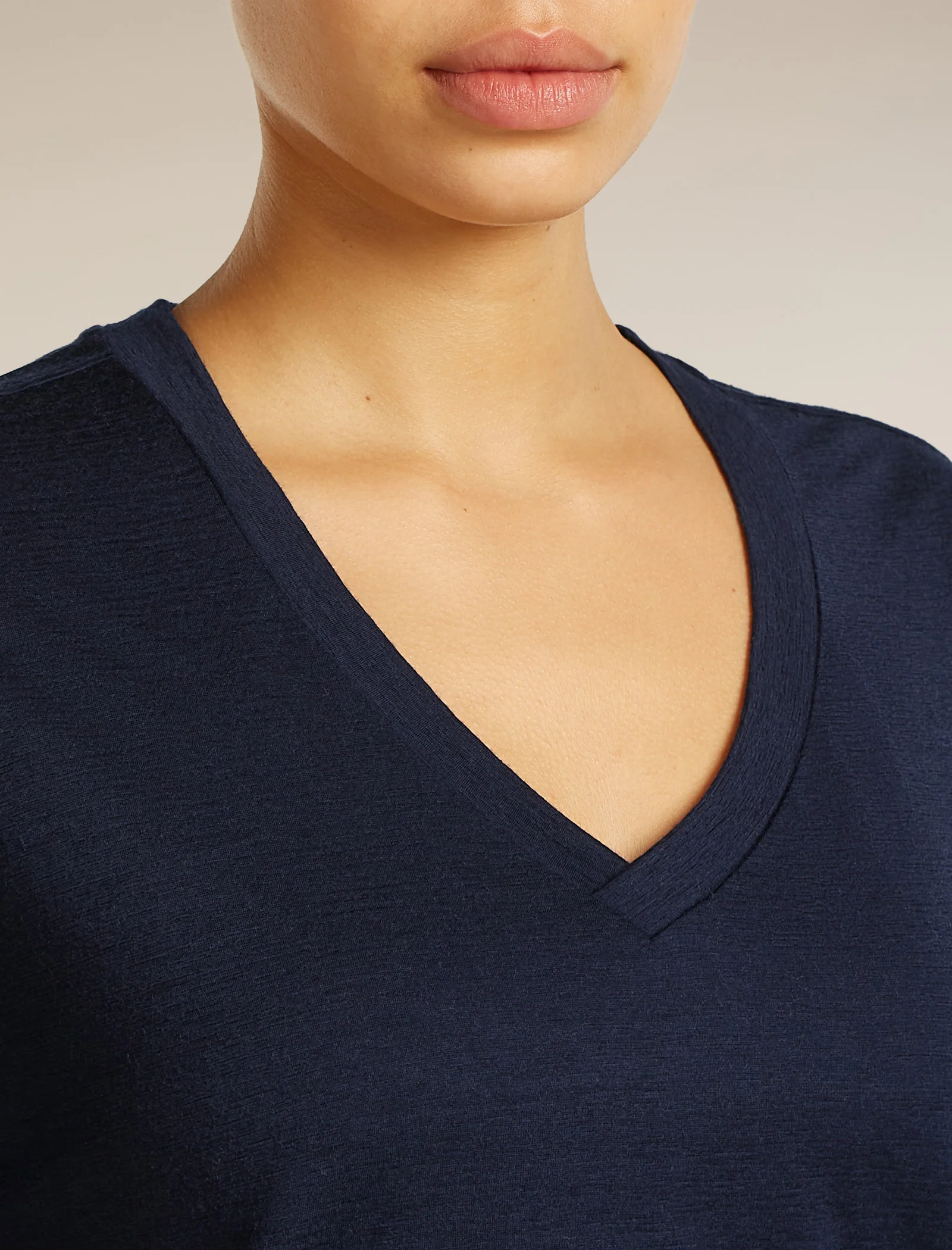 Women's Merino 150 Tech Lite Short Sleeve Relaxed V Neck Tee - Image 5